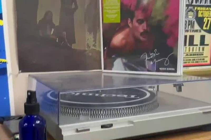 Report: Vinyl records outselling CDs for first time in 35 years